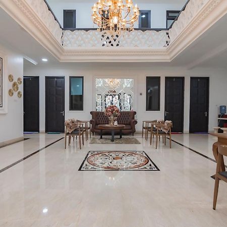 Family Homestay Syariah Cirebon RedPartner Bagian luar foto