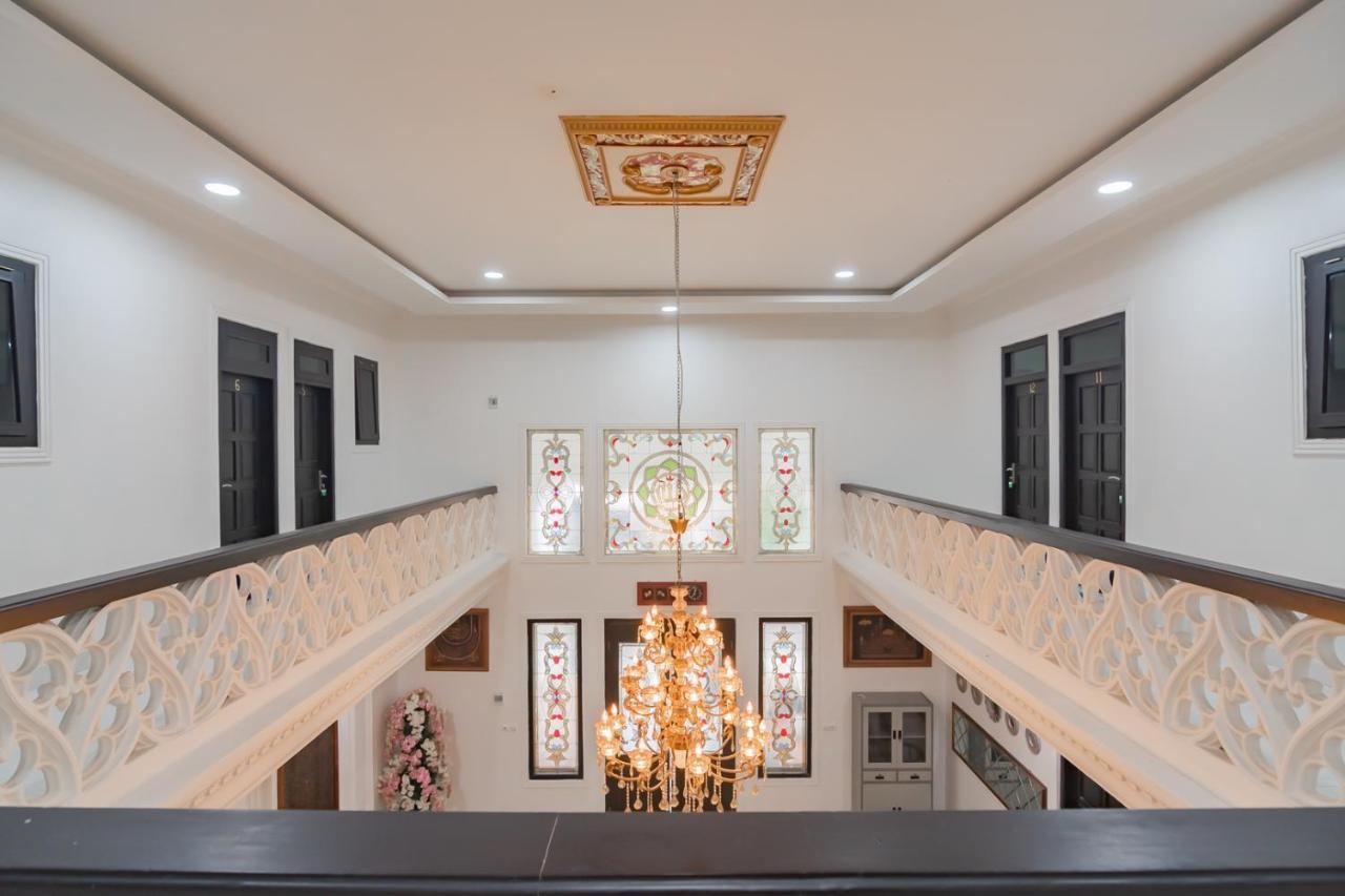 Family Homestay Syariah Cirebon RedPartner Bagian luar foto