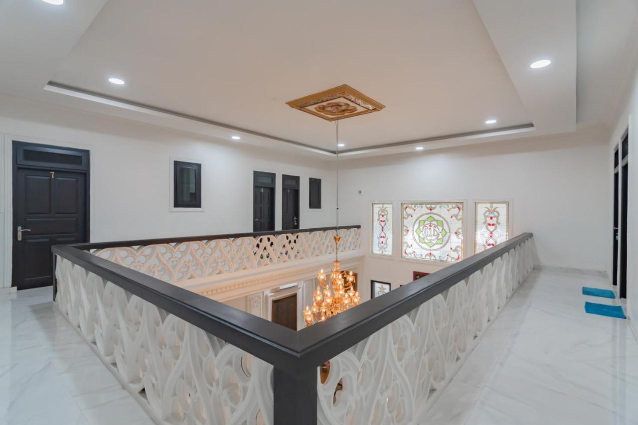 Family Homestay Syariah Cirebon RedPartner Bagian luar foto