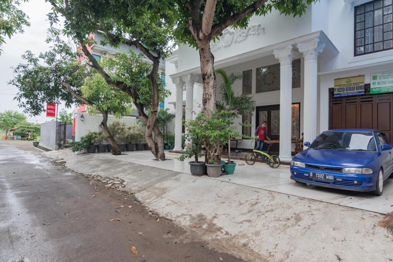Family Homestay Syariah Cirebon RedPartner Bagian luar foto
