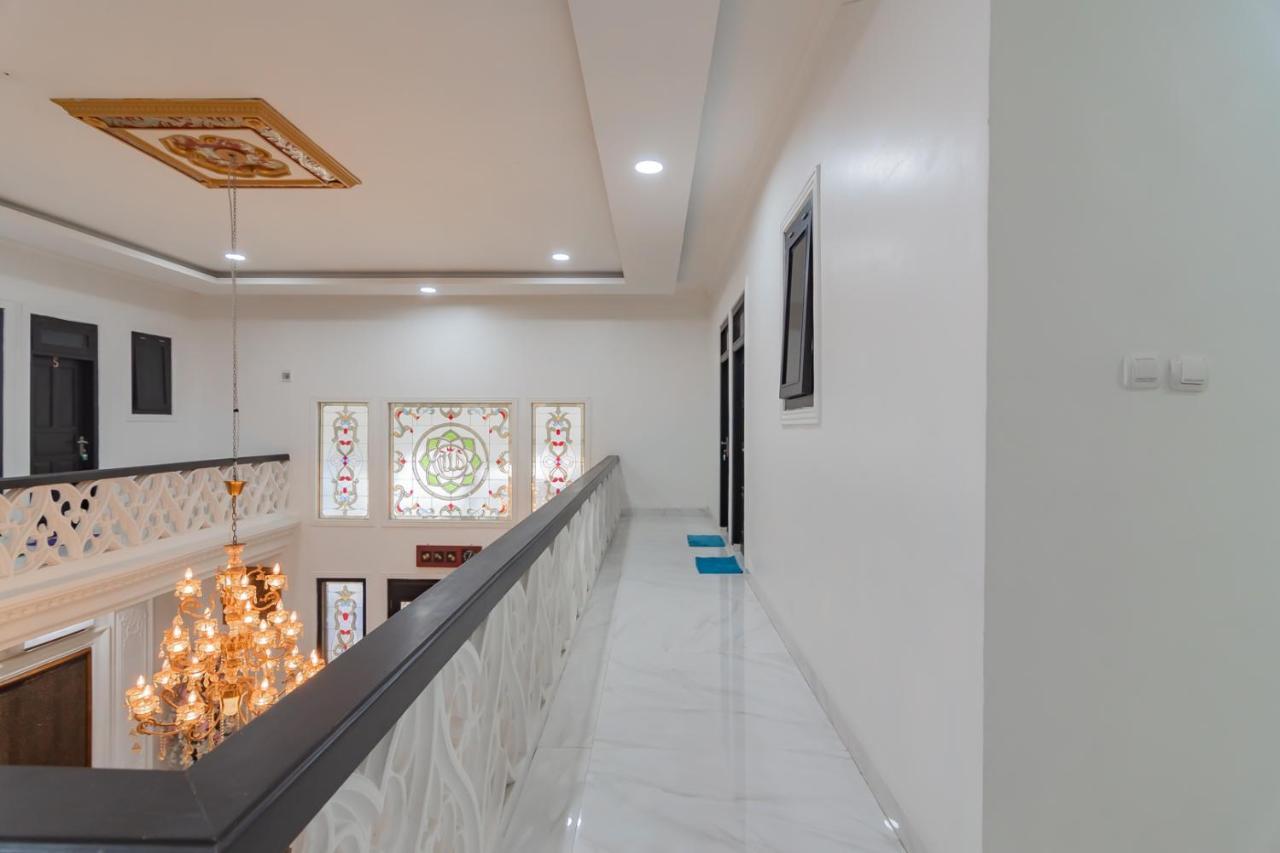Family Homestay Syariah Cirebon RedPartner Bagian luar foto