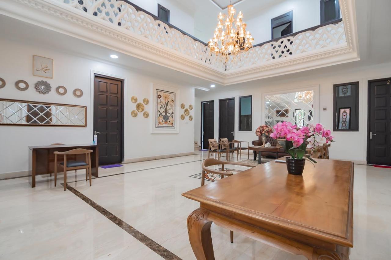 Family Homestay Syariah Cirebon RedPartner Bagian luar foto