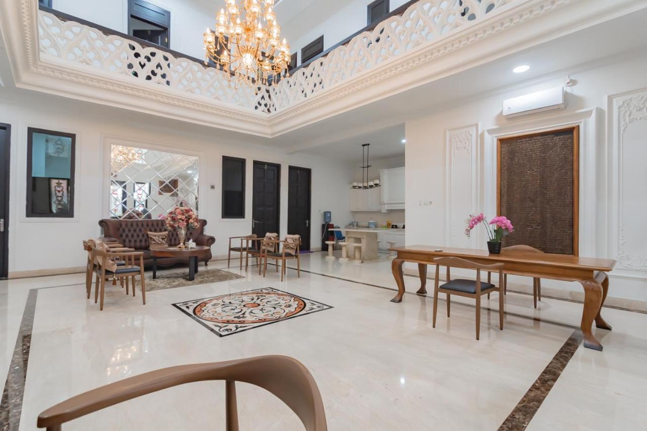 Family Homestay Syariah Cirebon RedPartner Bagian luar foto