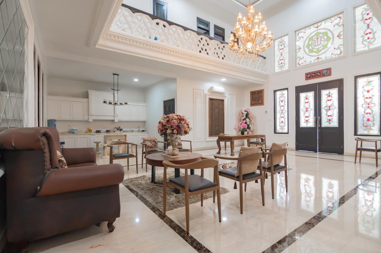 Family Homestay Syariah Cirebon RedPartner Bagian luar foto